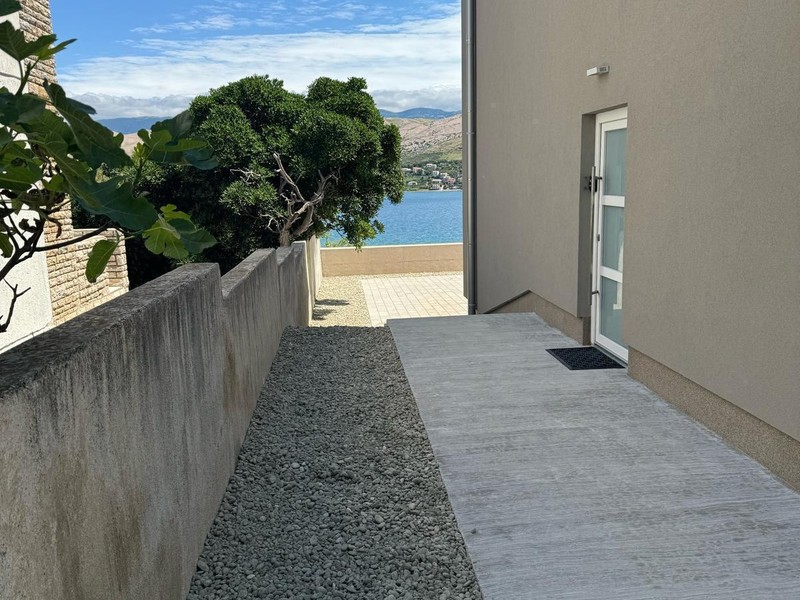 Sidoväg längs huset med utsikt mot havet