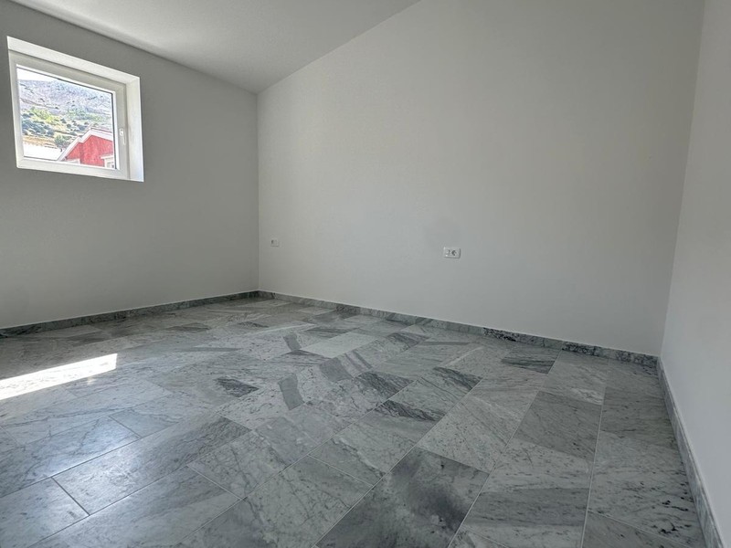 Sovrum med snedtak och fönster