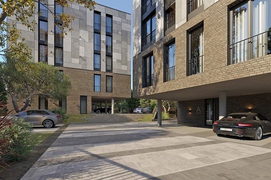 Infart och entré till bostadsanläggningen med parkeringsplatser