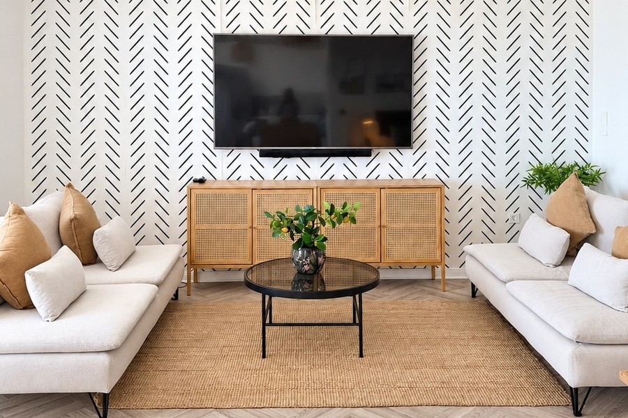 Vardagsrumsdel med ljus soffa och sideboard