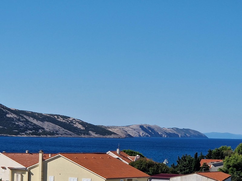 Utsikt från terrassen över taken mot viken vid Stara Novalja