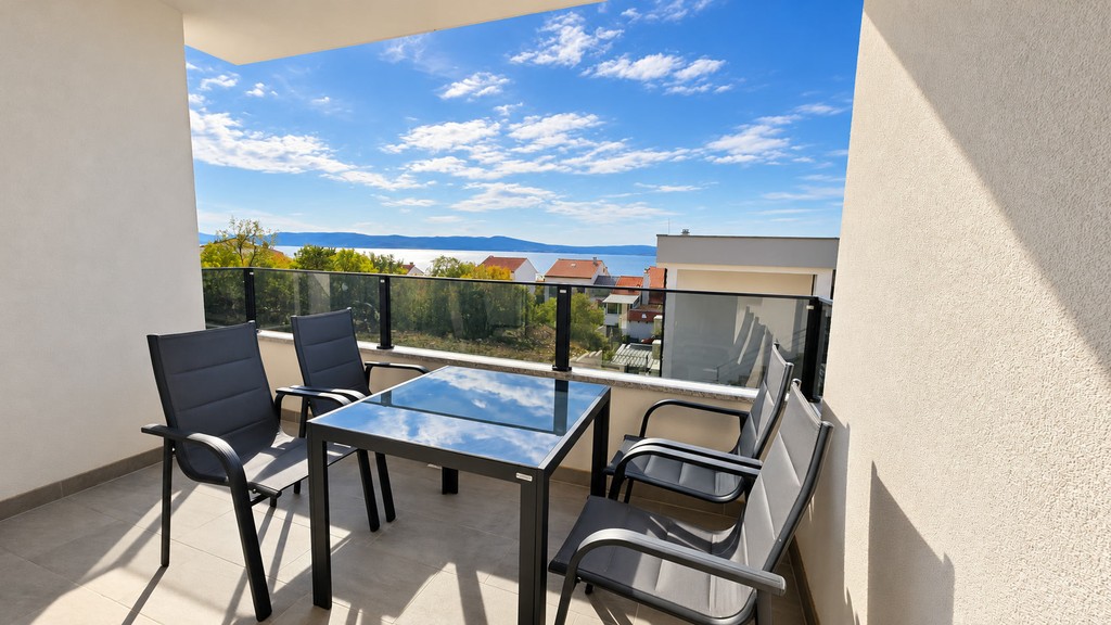 Loggia med sittgrupp och utsikt över havet