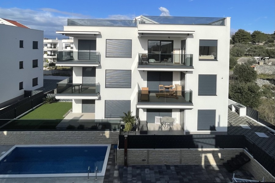Bostadshus med balkonger och gemensam pool