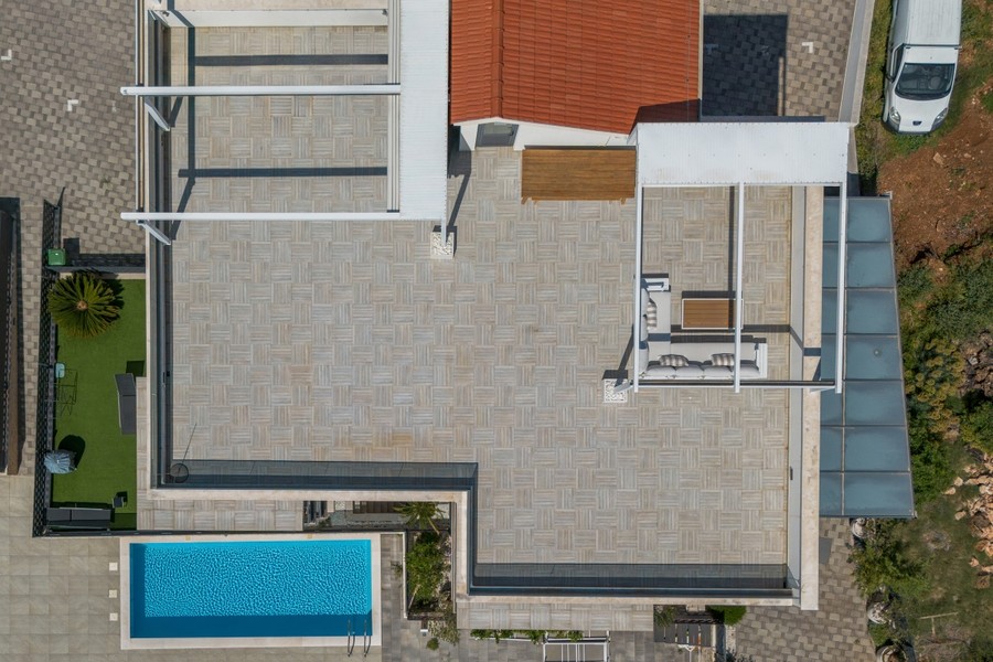 Flygfoto med takterrass, gräsmatta och pool