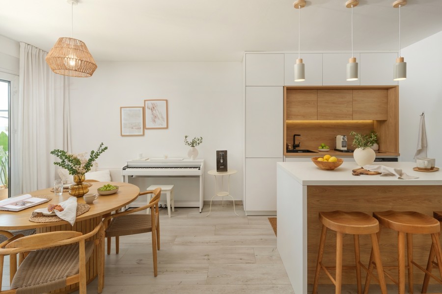Matplats med träbord och köksö