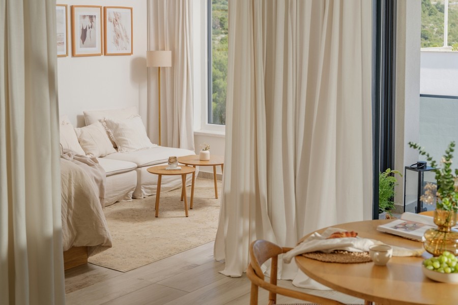 Vardagsrum med soffa, gardiner och soffbord