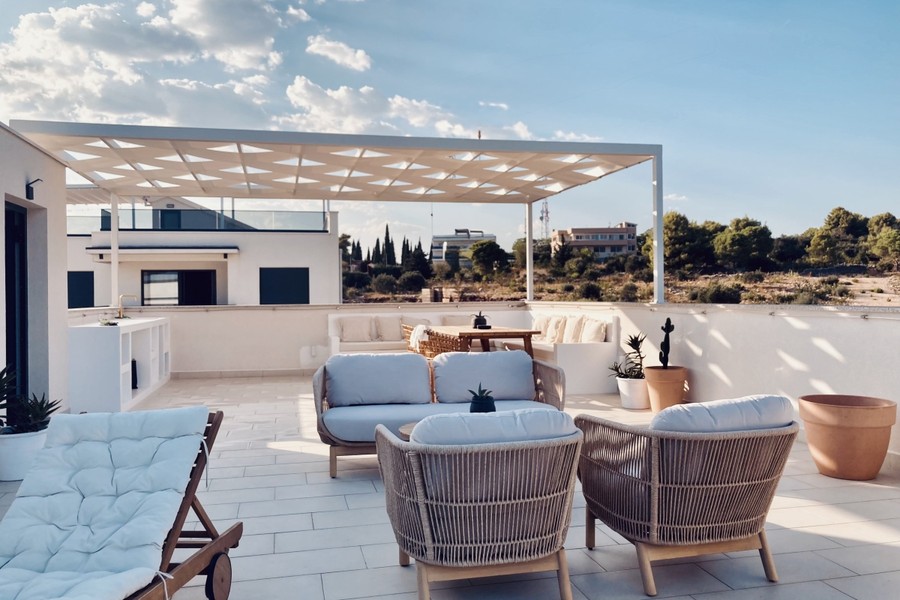 Takterrass med pergola och sittgrupper