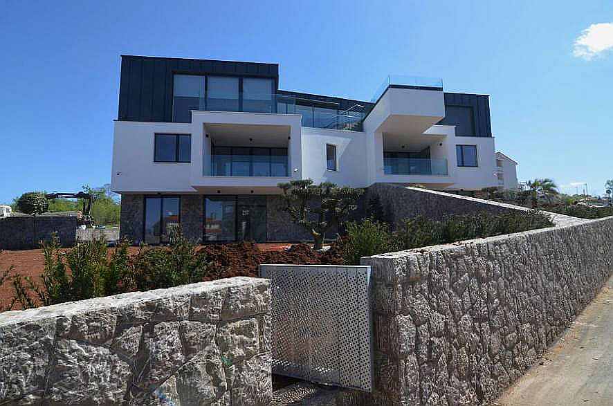 Takvåning med pool till salu i Kroatien på ön Krk.