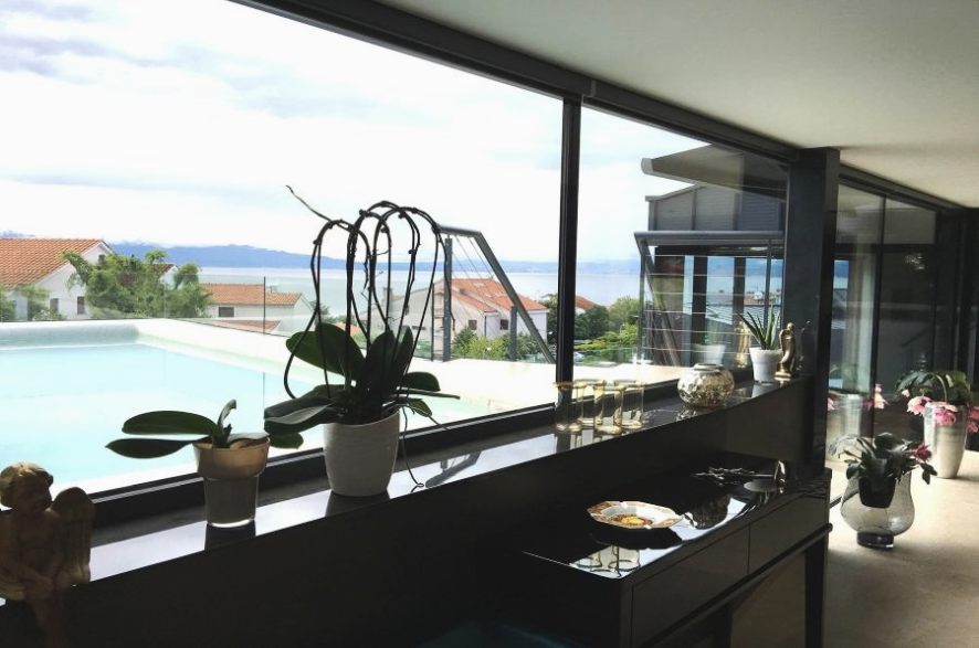 Takterrass med pool av fastighet A824 på ön Krk i Kroatien.