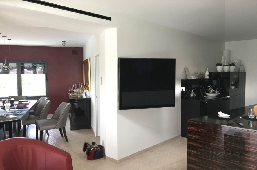 Vardagsrum och matplats i fastighet A824.