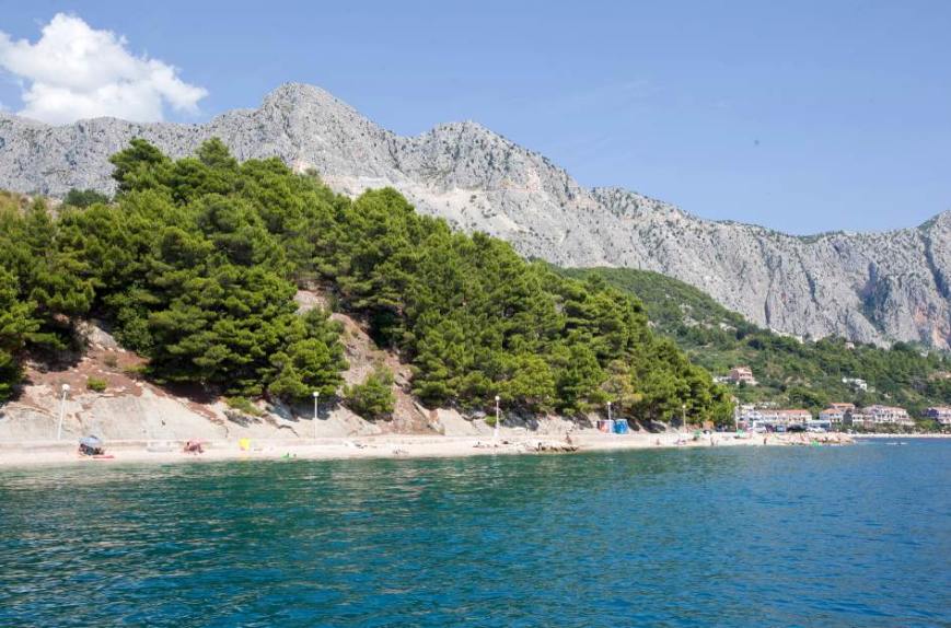 Detta är kustsektionen med byggmark vid havet som lämpar sig för hotell nära Makarska, Kroatien. Fastigheter med havsutsikt - Panorama Scouting