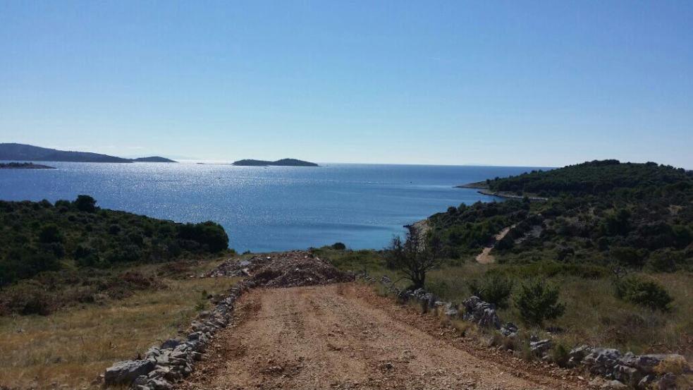Tillgången till den stora byggtomten vid havet. Fastigheter vid havet - Panorama Scouting