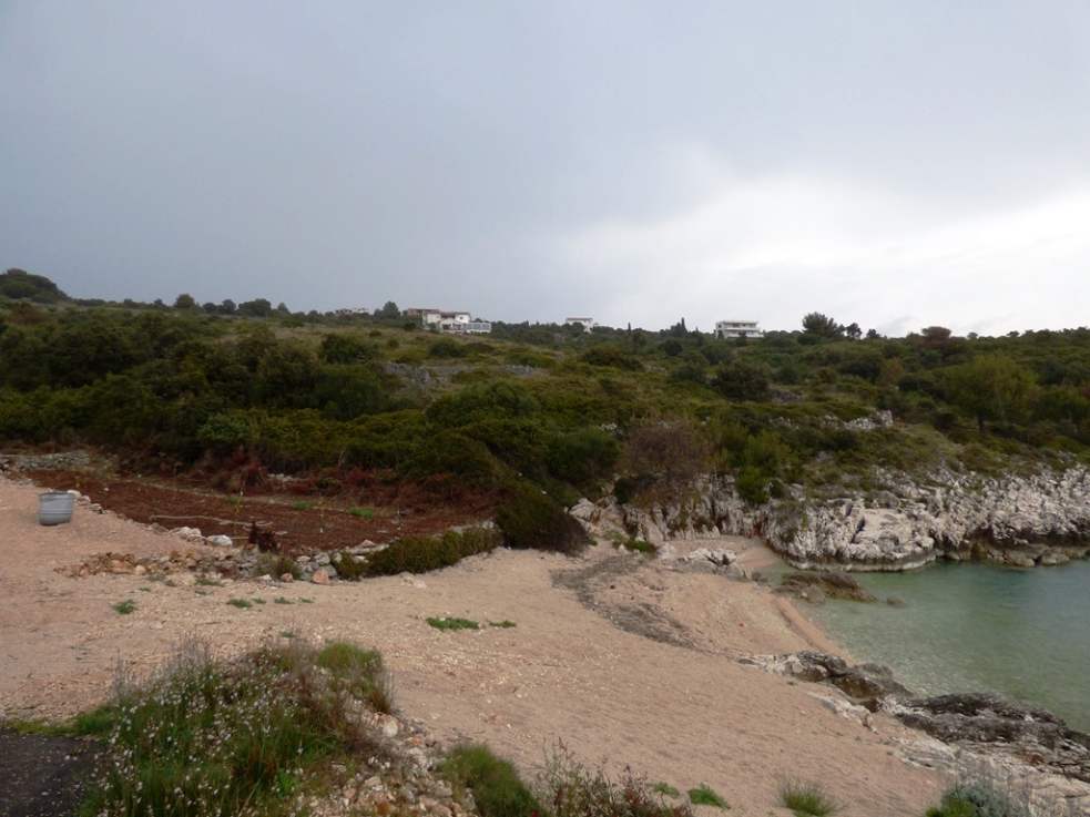 Stranden från tomten vid havet nära Rogoznica