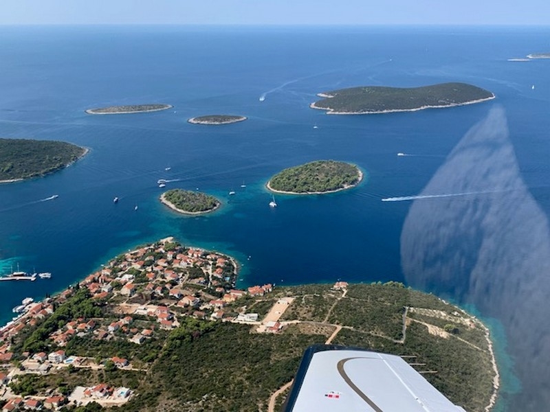 Utsikten från byggnadsområdet nära havet är hisnande