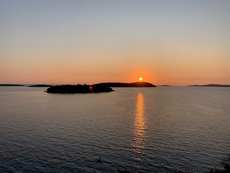 Intryck från nära till tomten i Kroatien