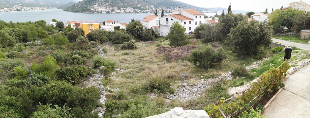 Byggtomten nära havet i Rogoznica, Dalmatien, som är till salu