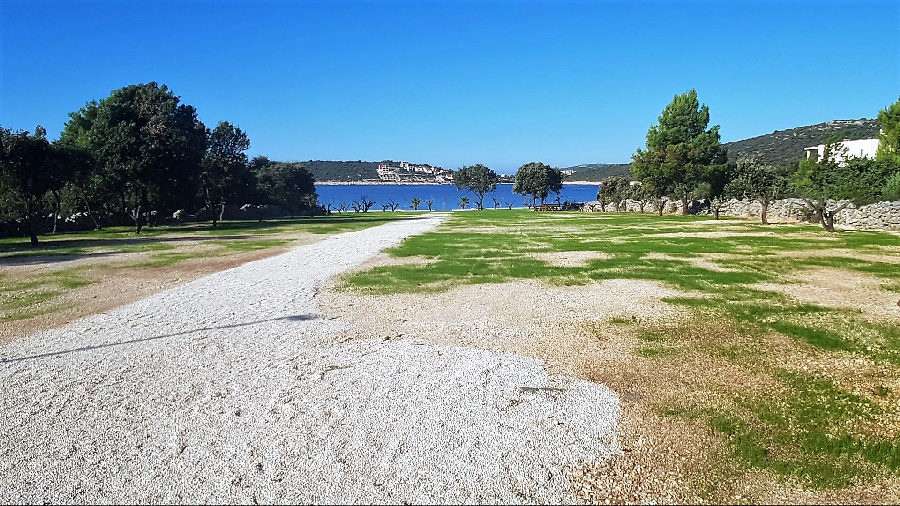 Utsikt över havet från baksidan av fastigheten.