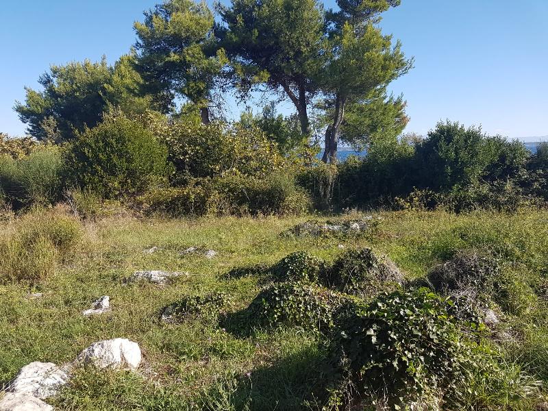 Utsikt över en tillfartsväg med fastigheten och utsikt över havet - Köp byggmark i Kroatien.