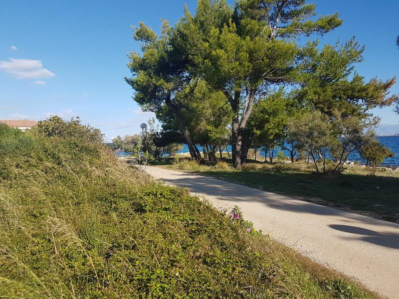 Ytterligare en bild på fastigheten med utsikt över omgivningen på ön Ugljan.