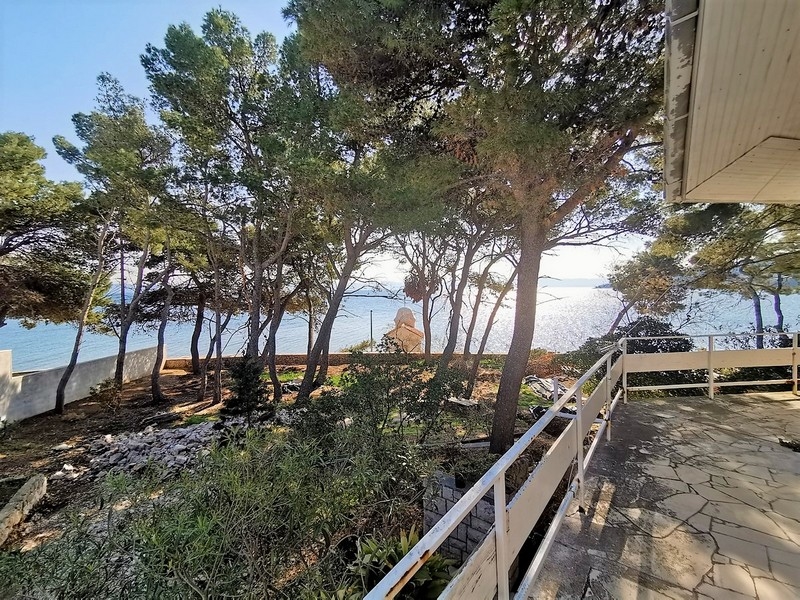 Lugn fastighet i första raden till havet i Kroatien på ön Brac.
