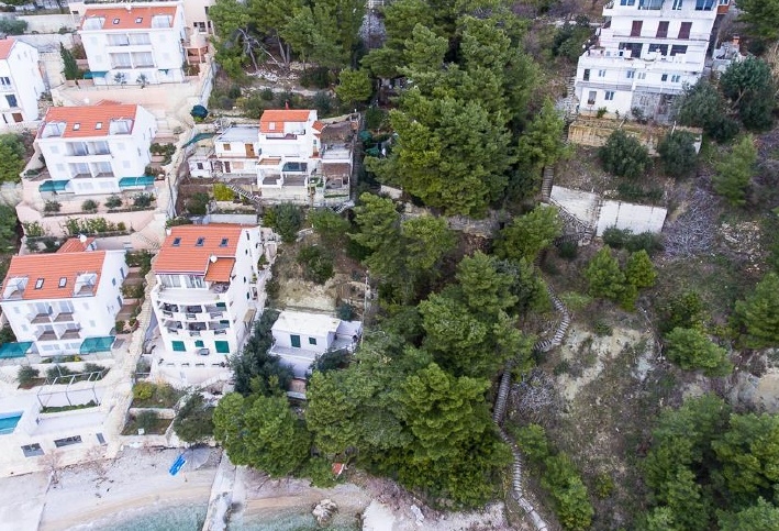 Tomt med havsutsikt nära Omis - Dalmatien - G430