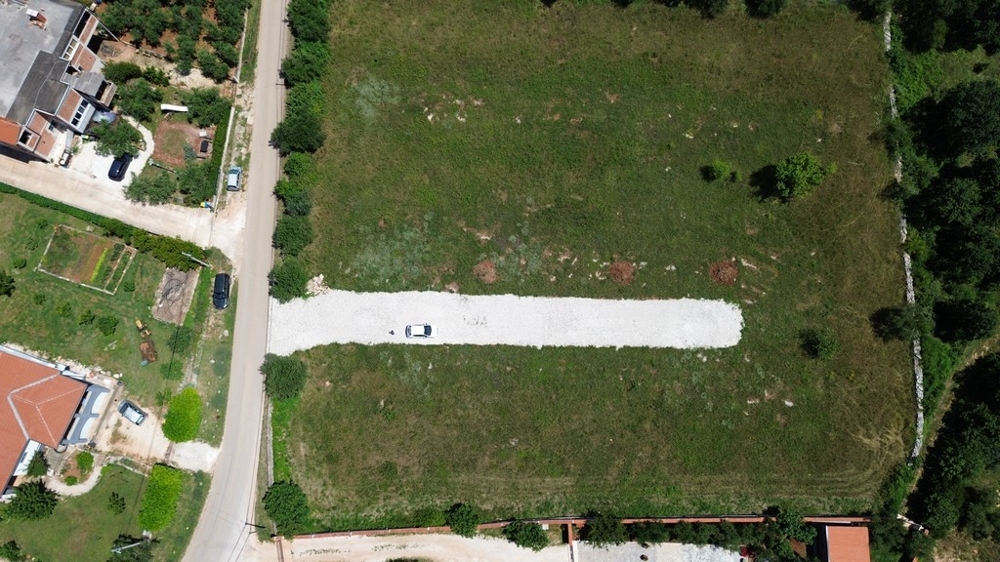 Flygfoto över en fastighet i Kroatien, Istrien omgiven av gröna kullar och havsutsikt