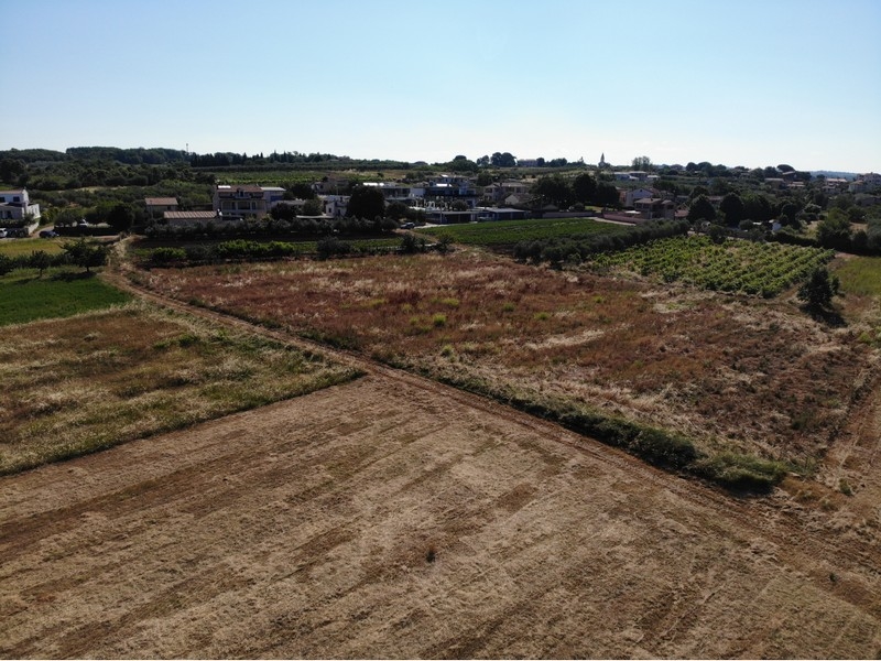 Byggnadstomt i ett lugnt läge i Istrien.