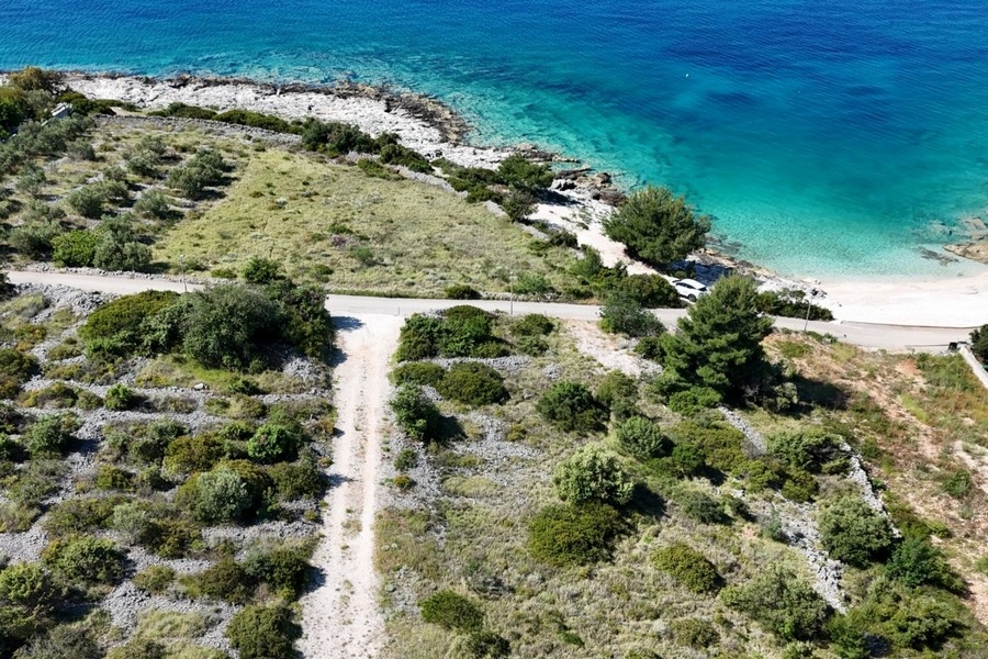 Tomt i första raden till havet i Kroatien