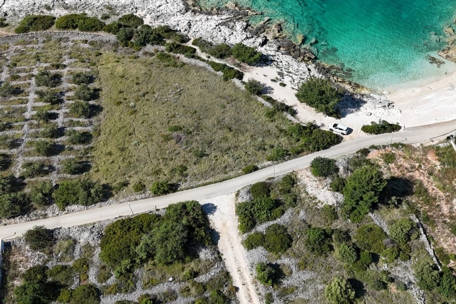 Byggnadstomt vid det turkosa havet i Kroatien