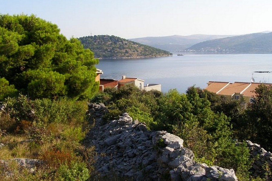 Tomt i andra raden till havet i Kroatien