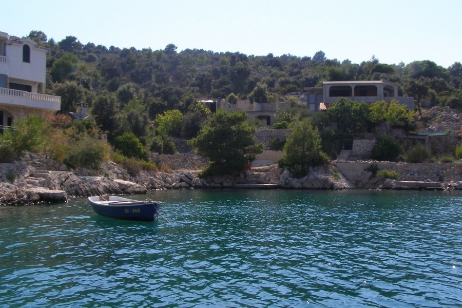 Byggnad nära stranden i Dalmatien