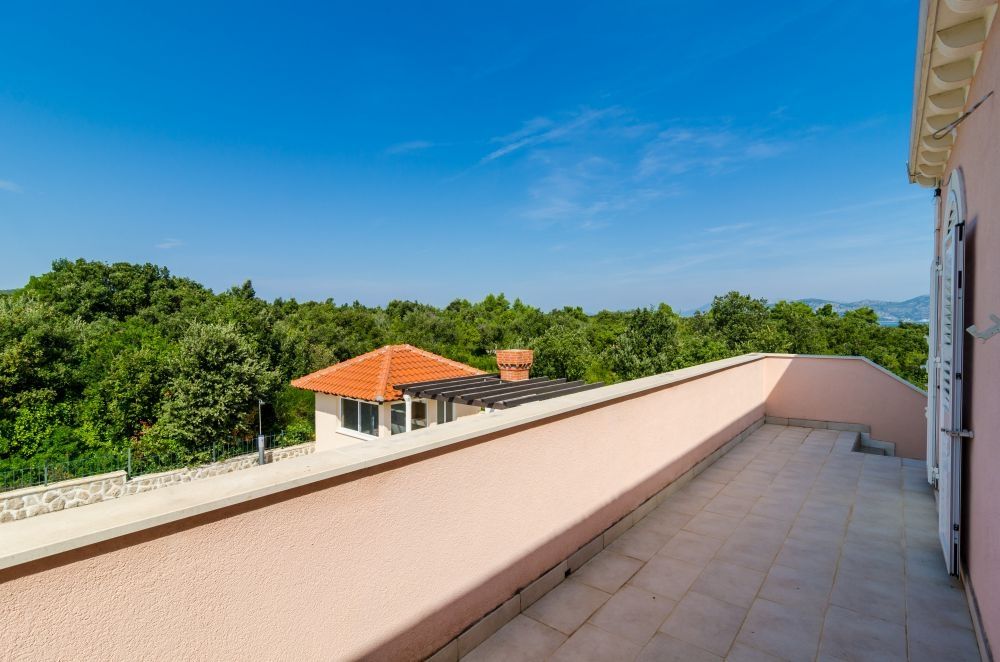 Stor terrass på övervåningen.