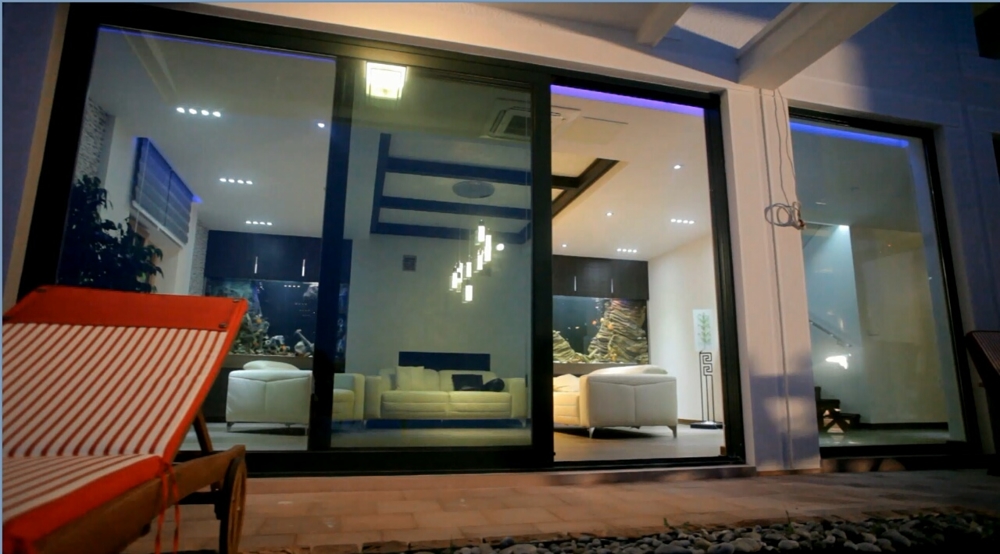 Mycket glas och sten på den nya villan i Montenegro med havsutsikt