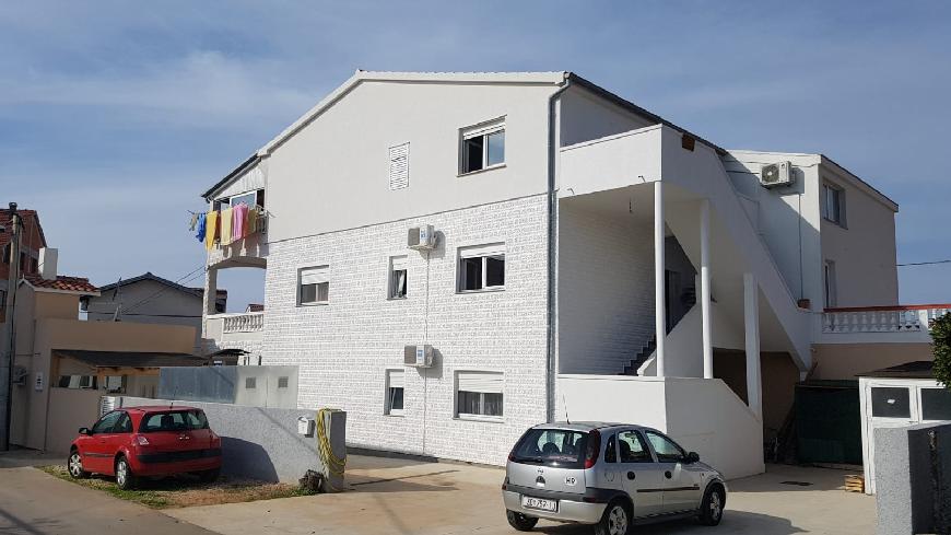 Utsikt över parkeringsplats och fastighet H1349 i Zadar, Kroatien.