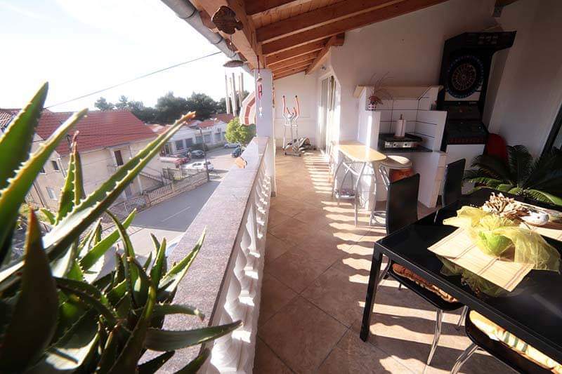 Täckt terrass med sittplatser - fastighet H1349 i Diklo, Kroatien.