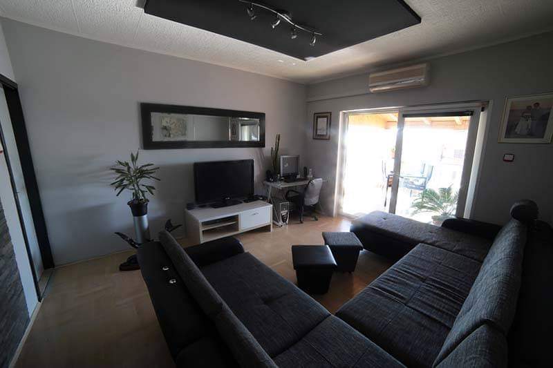 Ett vardagsrum med utgång till balkongen