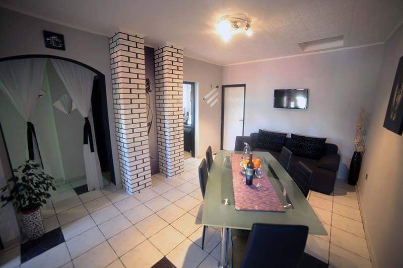 Ett annat vardagsrum i fastigheten i Zadar-regionen