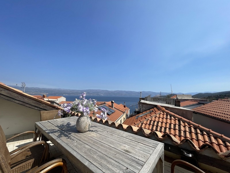 Traditionellt stenhus i Kroatien i Vrbnik på Krk till salu.