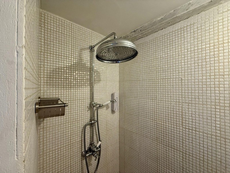 Utsikt från diskbänken till luckan med ett utstansat hjärta.