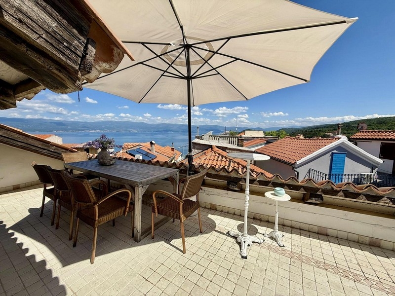 Renoverat stenhus i Kroatien på ön Krk i Vrbnik till salu.