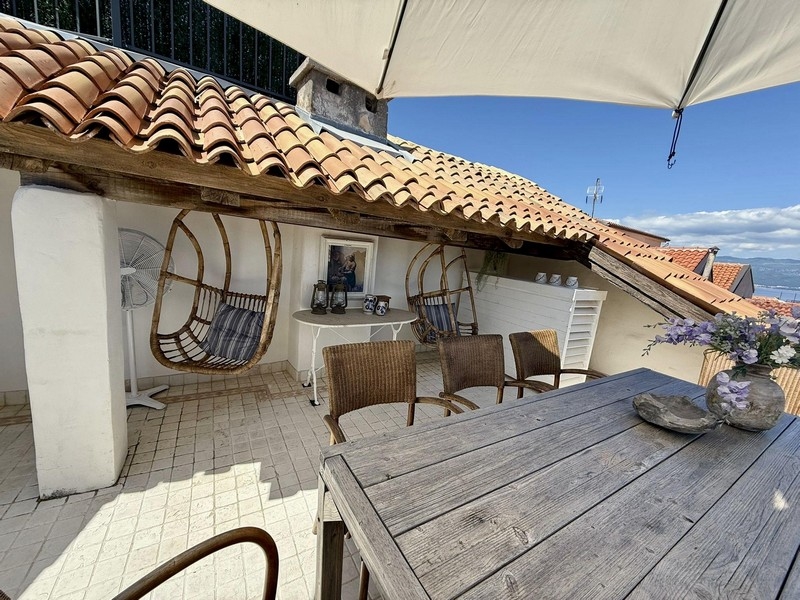 Takterrass med havsutsikt över fastighet H1172 på Krk i Kroatien.