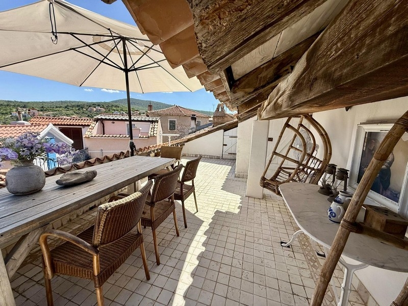 Rymlig takterrass med utsikt över Vrbniks tak.