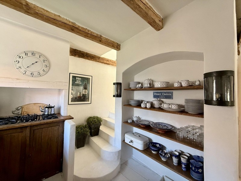 Mysigt vardagsrum med öppen spis.