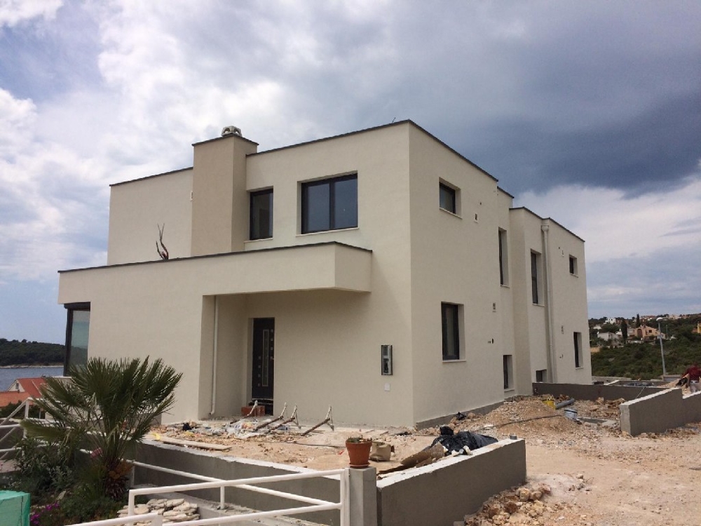 Byggnadens baksida och ingång.