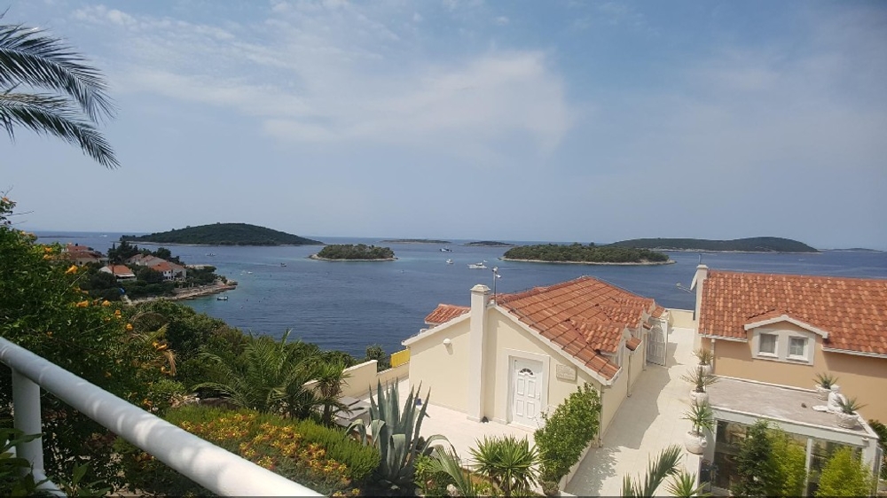 Utsikt från balkongen över omgivningen och havet - köp en villa i Kroatien.