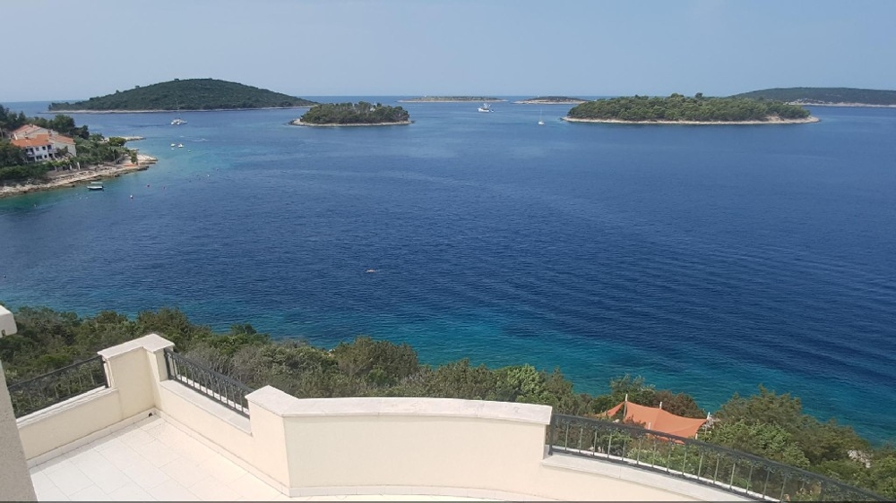 Ytterligare en bild från balkongen med utsikt över havet direkt vid villan på ön Solta.