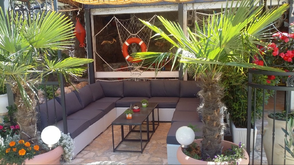 Täckt terrass med några växter av villan - Köp ett hyreshus i Kroatien.