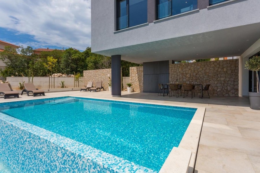 Vy över villa på natten