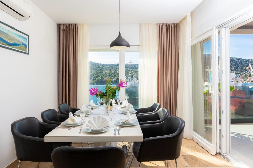 Matplats med utsikt över havet.