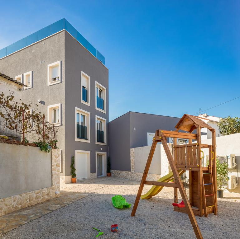 Innergården i Villa H1208 - med lekplats.